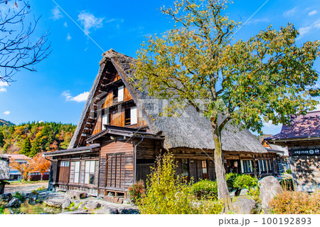 秋の白川郷　神田家 100192893