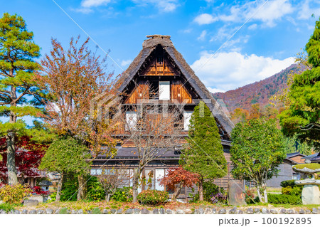 秋の白川郷　神田家 100192895