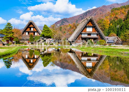 秋の白川郷　水面に映る合掌造りの民家 100193011
