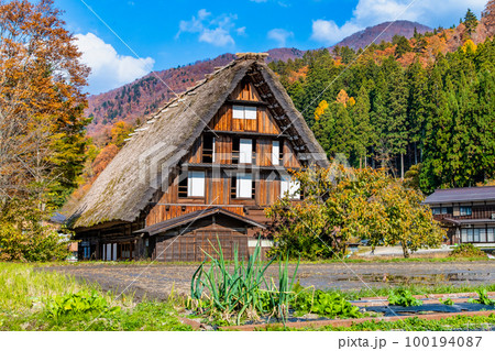 秋の白川郷　長瀬家 100194087