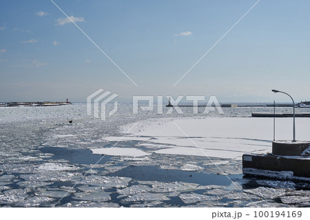 北海道 船上から見た網走港の流氷 北海道 船上から見た網走港の流氷 100194169