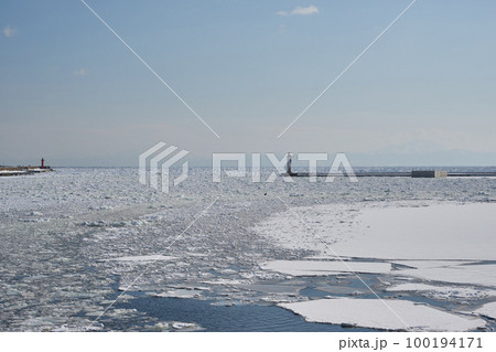 北海道 船上から見た網走港の流氷 北海道 船上から見た網走港の流氷 100194171