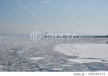 北海道　船上から見た網走港の流氷 100194172