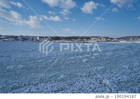 北海道 船上から見た網走港の流氷 北海道 船上から見た網走港の流氷 100194187