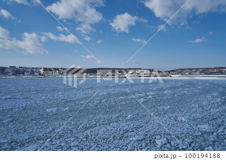 北海道 船上から見た網走港の流氷 北海道 船上から見た網走港の流氷 100194188
