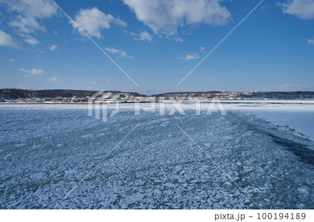 北海道 船上から見た網走港の流氷 北海道 船上から見た網走港の流氷 100194189