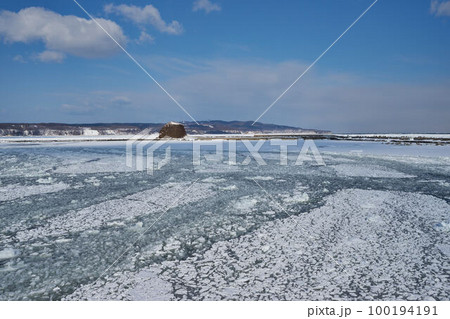 北海道　船上から見た網走港の流氷と帽子岩 100194191