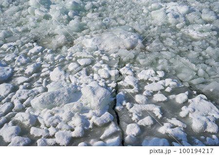 北海道 船上から見た網走港の流氷 北海道 船上から見た網走港の流氷 100194217
