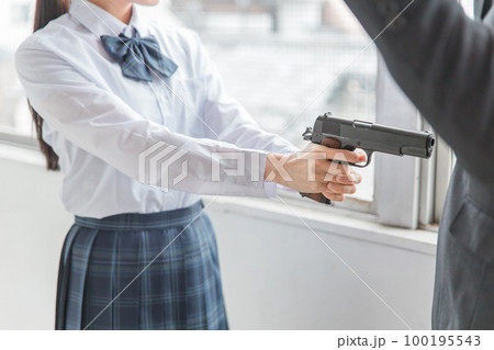 男性に拳銃・ピストルを突き出す女子高生(傷害・正当防衛・犯罪・脅迫・) 男性に拳銃・ピストルを突き出す女子高生(傷害・正当防衛・犯罪・脅迫・) 100195543