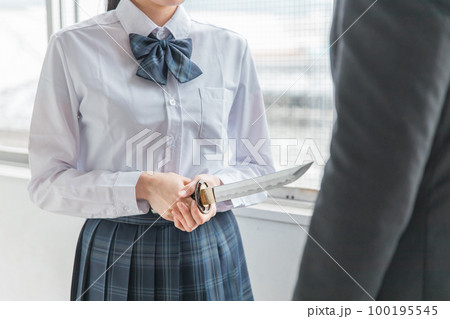 男性に刃物を突き出す女子高生(傷害・正当防衛・犯罪・脅迫) 100195545