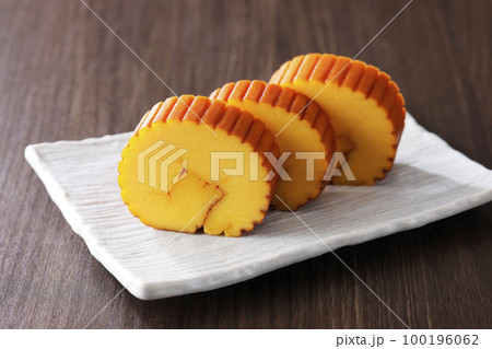 白い皿の上に置いた伊達巻玉子 100196062