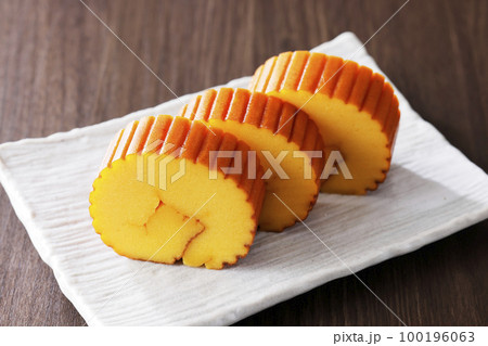 白い皿の上に置いた伊達巻玉子 100196063