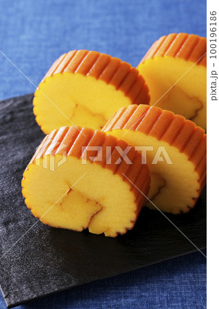 青い背景布に置いた伊達巻玉子 100196186