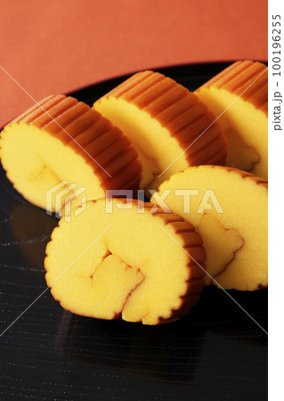 黒いお盆に乗せた伊達巻玉子 100196255