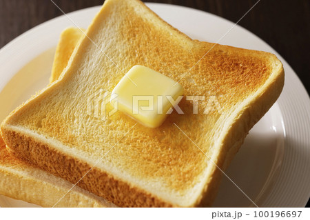 バターを乗せて少し溶かした食パン 100196697