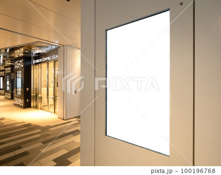 公共空間に設置されたデジタルサイネージ 公共空間に設置されたデジタルサイネージ 100196768