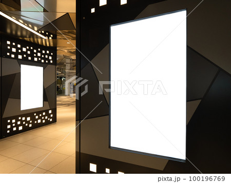 公共空間に設置されたデジタルサイネージ 公共空間に設置されたデジタルサイネージ 100196769