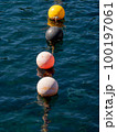 連続するブイ 連続するブイ 100197061