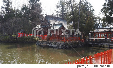 生島足島神社 御神池と拝殿 生島足島神社 御神池と拝殿 100198730