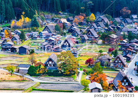 秋の白川郷　荻町城跡展望台からの眺望 100199235