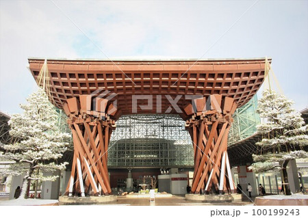 雪と青空の金沢駅　鼓門　金沢市　石川県　北陸 100199243