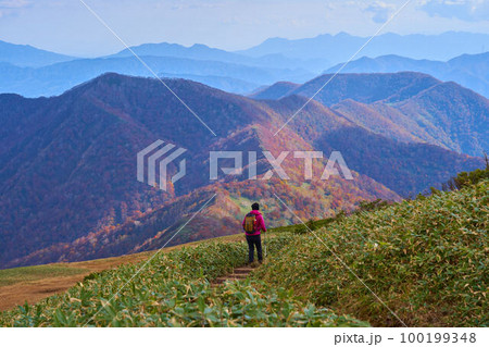 秋の新潟県(群馬県)の平標山の南側稜線から登山者と大源太山、三国山方面を見る 秋の新潟県(群馬県)の平標山の南側稜線から登山者と大源太山、三国山方面を見る 100199348