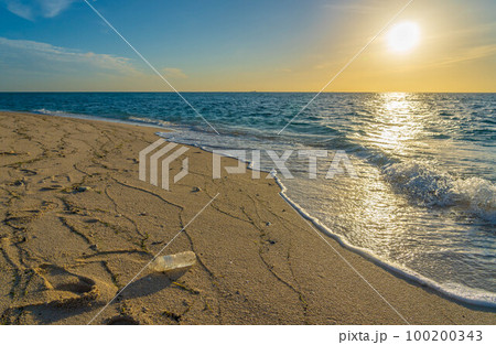 池間島の日の出 100200343