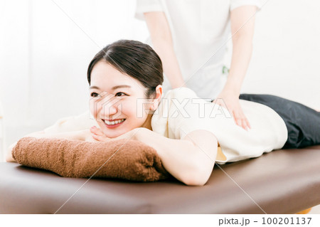 整骨院で腰を揉む整体師・マッサージ師・セラピストの女性(腰痛) 整骨院で腰を揉む整体師・マッサージ師・セラピストの女性(腰痛) 100201137