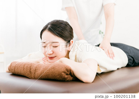 整骨院で腰を揉む整体師・マッサージ師・セラピストの女性(腰痛) 整骨院で腰を揉む整体師・マッサージ師・セラピストの女性(腰痛) 100201138