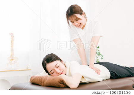 整骨院で腰を揉む整体師・マッサージ師・セラピストの女性(腰痛) 整骨院で腰を揉む整体師・マッサージ師・セラピストの女性(腰痛) 100201150