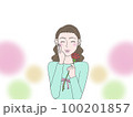 カーネーションを嬉しそうに持つ女性 100201857