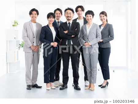 笑顔のビジネスマン(多人数・複数人・集合) 笑顔のビジネスマン(多人数・複数人・集合) 100203346