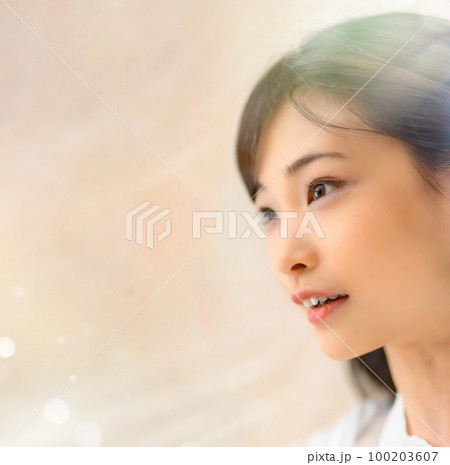 20代の女性 20代の女性 100203607