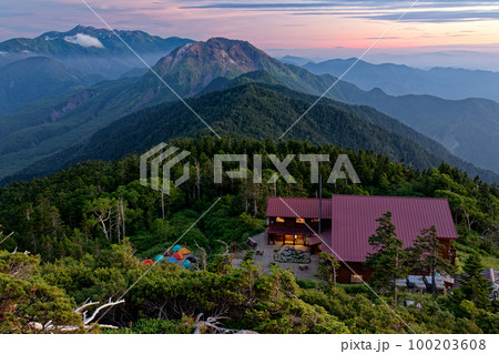 夕暮れの北アルプス・西穂山荘と焼岳・乗鞍岳 100203608