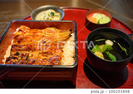 お店で食べるうな重定食 100203898