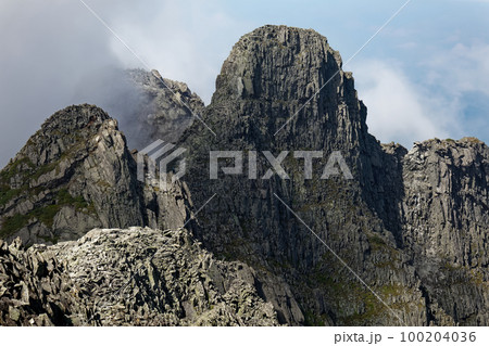 北アルプス・奥穂高岳から見る雲湧くジャンダルム 100204036