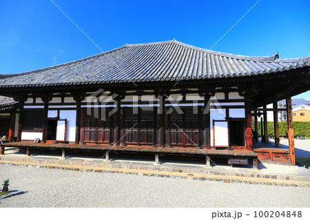 【奈良県】晴天の元興寺の極楽坊本堂 【奈良県】晴天の元興寺の極楽坊本堂 100204848