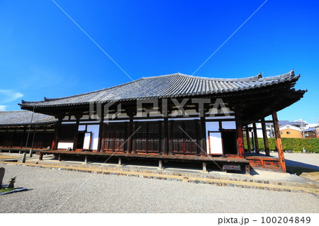 【奈良県】晴天の元興寺の極楽坊本堂 100204849