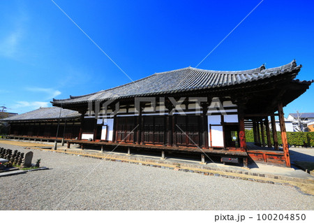【奈良県】晴天の元興寺の極楽坊本堂 【奈良県】晴天の元興寺の極楽坊本堂 100204850