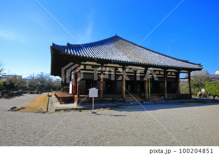 【奈良県】晴天の元興寺の極楽坊本堂 【奈良県】晴天の元興寺の極楽坊本堂 100204851