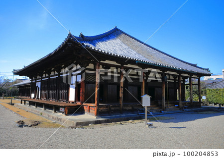 【奈良県】晴天の元興寺の極楽坊本堂 【奈良県】晴天の元興寺の極楽坊本堂 100204853