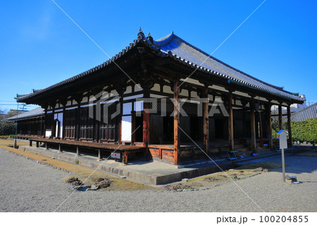 【奈良県】晴天の元興寺の極楽坊本堂 【奈良県】晴天の元興寺の極楽坊本堂 100204855