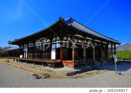 【奈良県】晴天の元興寺の極楽坊本堂 100204857