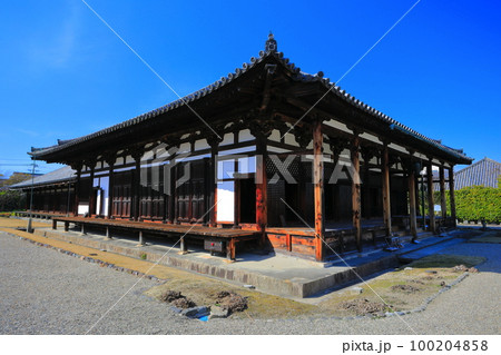 【奈良県】晴天の元興寺の極楽坊本堂 100204858