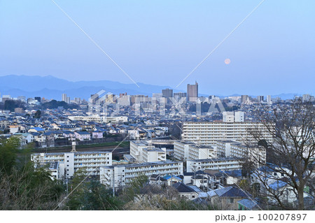 八王子、高尾山方面に沈む満月 100207897
