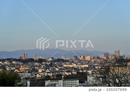 朝日に染まり始めた多摩地方の町並み 朝日に染まり始めた多摩地方の町並み 100207899