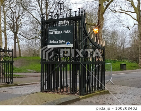 バッターシー公園の入口のひとつ、チェルシー・ゲート。もうあたりは、灯ともし頃です。イギリス バッターシー公園の入口のひとつ、チェルシー・ゲート。もうあたりは、灯ともし頃です。イギリス 100208402