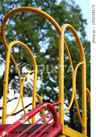 公園のすべり台 100208573