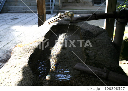 神社の手水舎 100208597