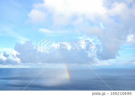 奄美大島 大和村　東シナ海に架かる神秘的な虹　 100210690